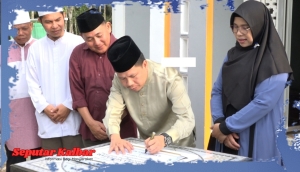 Bupati Sambas H Satono saat menandatangani prasasti Surau Multazam, di Danau Sebedang, Desa Sempalai Sebedang, Kecamatan Sebawi