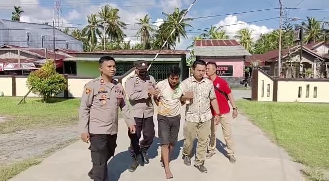 Pelaku AP saat di giring oleh anggota Polsek Jawai