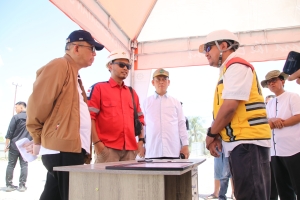 Gubernur Kalbar, H Sutarmidji saat meninjau lokasi proses pembangunan Jembatan Sungai Sambas Besar di Kecamatan Tebas, Kabupaten Sambas/Seputar Kalbar