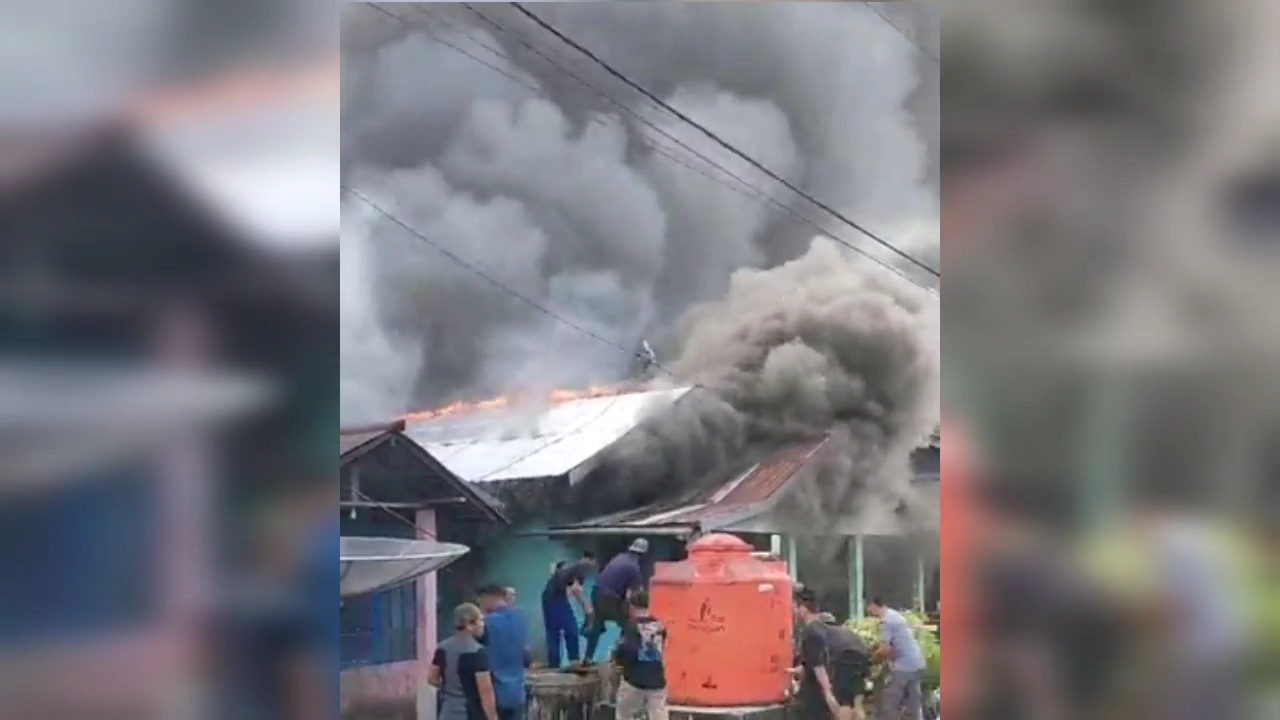 Dua Rumah Warga di Desa Pelimpaan Jawai Terbakar