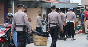 Polres Sambas Bersihkan Sampah di Kawasan Pasar Pagi Desa Jagur