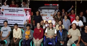 Anggota DPR Khaterine Oendoen Sapa Warga Daerah Pemilihannya, Tampung Aspirasi dan Serahkan Ambulance