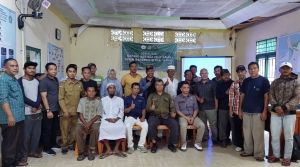 FOTO BERSAMA - Pecinta Mangrove Kalilaek bersama unsur terkait usai melaksanakan sosialisasi dalam menjaga kelestarian hutan mangrove.
