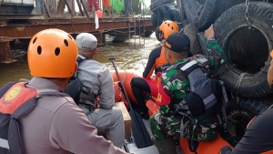 Tim SAR Gabungan melakukan pencarian terhadap korban tenggelam di areal Pembangunan JSSB