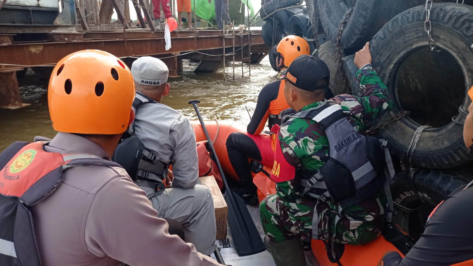 Tim SAR Gabungan melakukan pencarian terhadap korban tenggelam di areal Pembangunan JSSB