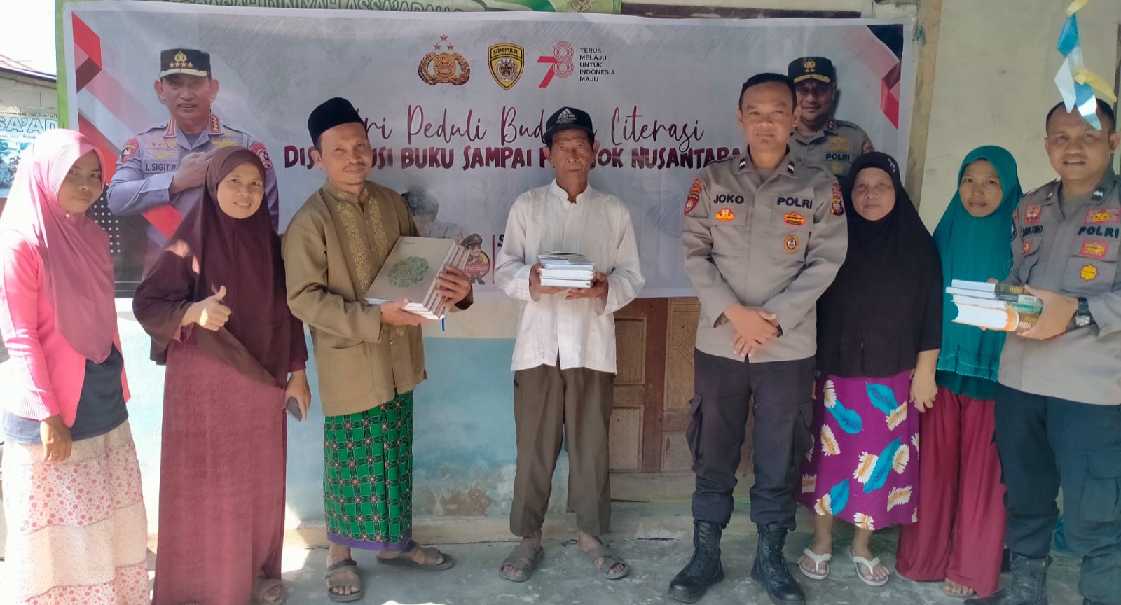 Polri Peduli Budaya Lestari, Masyarakat Terima Bantuan Buku dan Alquran dari Polsek Semparuk