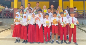 Polri Peduli Literasi, Polsek Sungai Raya Kepulauan bagikan 100 Buku ke SDN 05 Tanjung Gundul