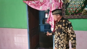 Orang Tua UH saat menunjukkan kamar anaknya yang digeledah tim Densus 88 (Istimewa)