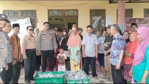 Polri Peduli, Polsek Pemangkat Bagikan 240 Bungkus Ikan Segar Kepada Warga Salatiga