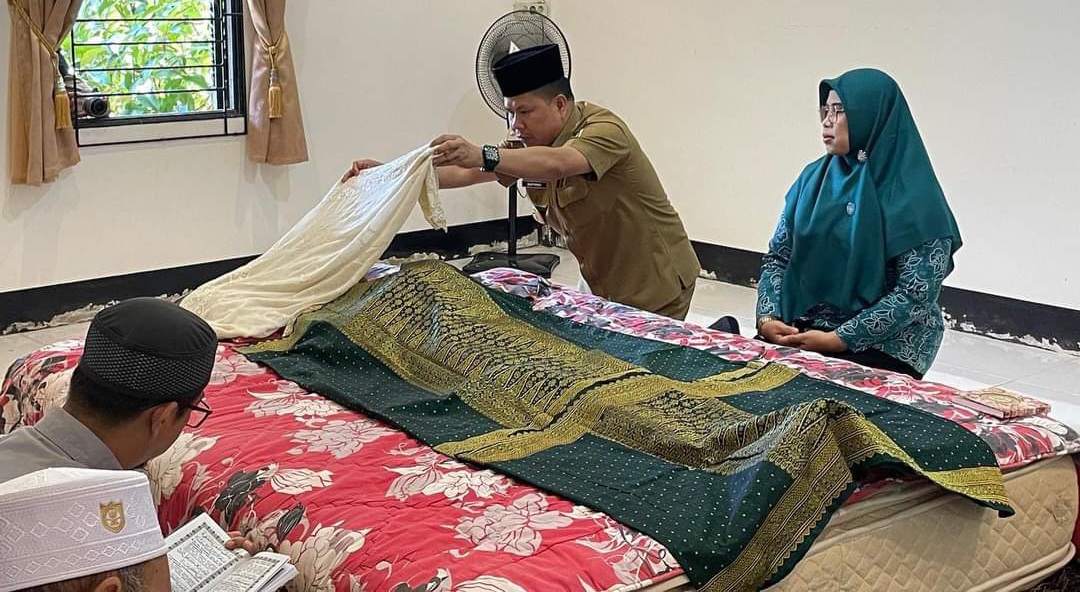 Bupati Sambas, H Satono bersamasang istri saat melayat di rumah duka.