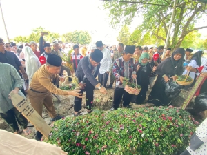 Ratusan Pelayat Iringi Prosesi Pemakaman Mantan Bupati Sambas Periode 2001-2011