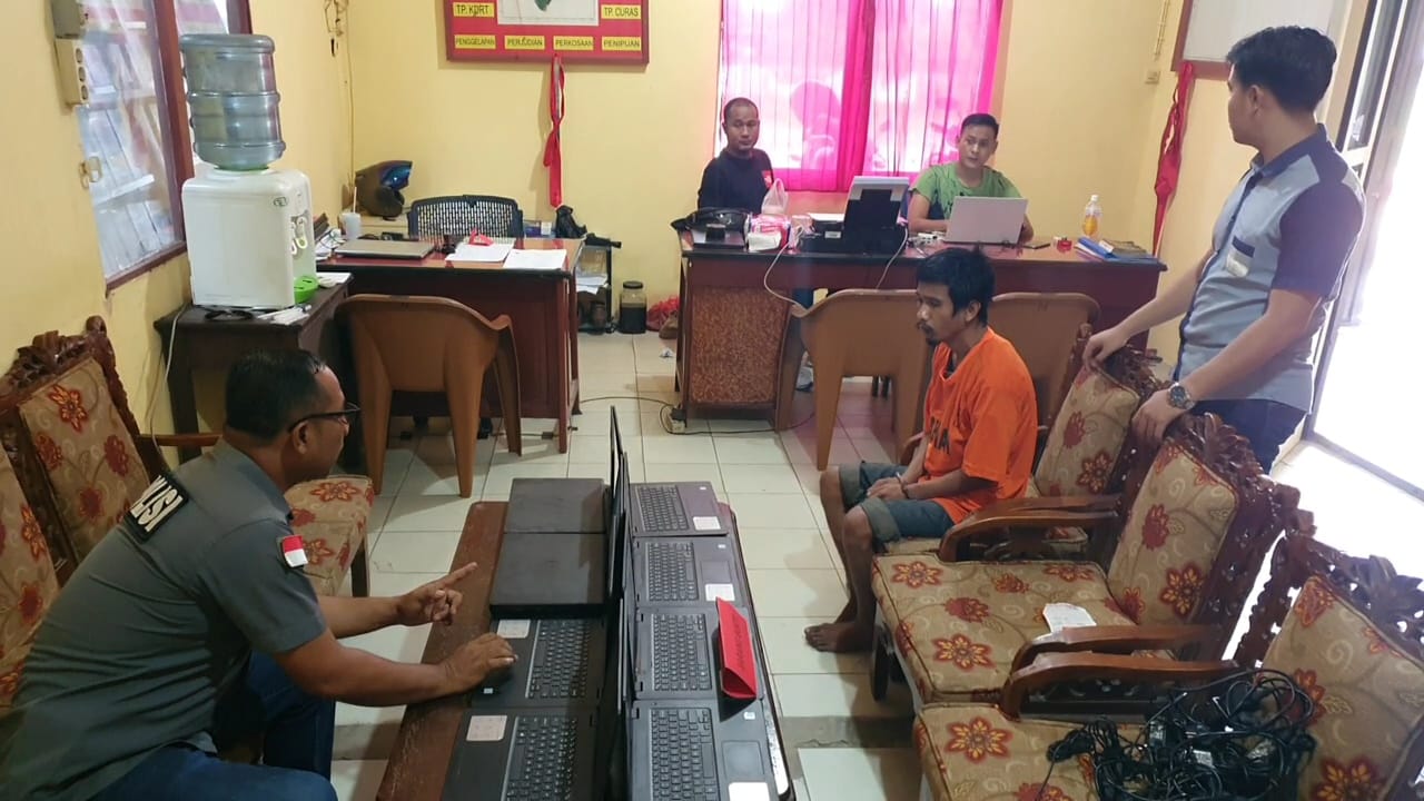 Seorang Pria di Kecamatan Tebas curi 10 Unit Laptop di Sekolah