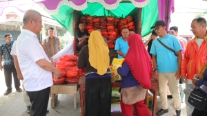 Tekan Harga Sembako, Pj Gubernur Kalbar Tinjau Operasi Pasar Di Sekadau