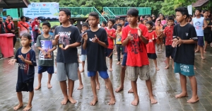 Peduli Anak Yatim dan Dhuafa, Windy Ajak Berenang Bersama