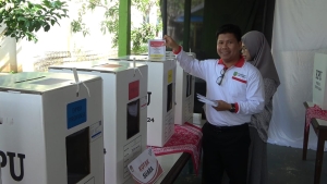 Bupati Sambas Memberikan Hak Suaranya di Pemilu 2024