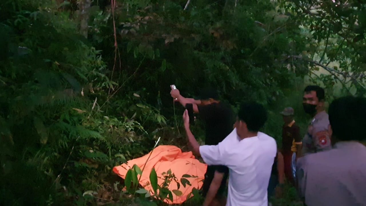 Warga Digegerkan Penemuan Mayat Laki-laki Tergantung Di Atas Pohon Desa Sempalai