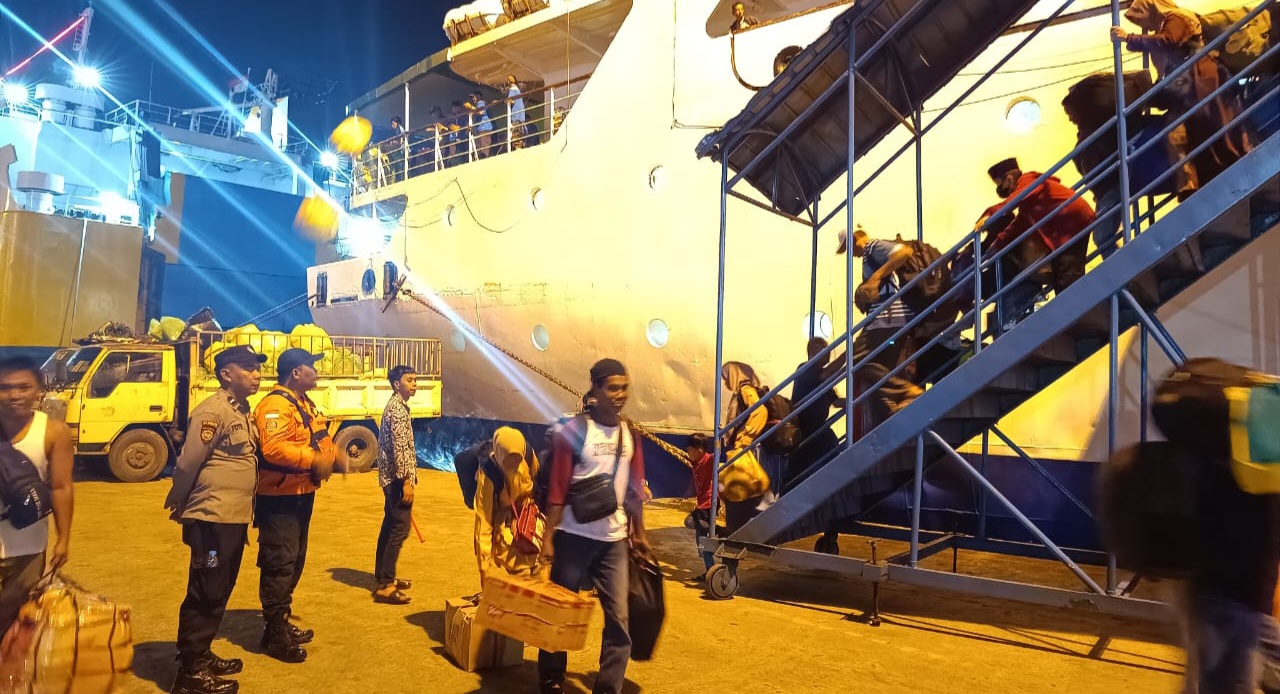 Tim SAR Gabungan Evakuasi Satu Crew Pasca Terbakarnya KM Bukit Raya di Muara Jungkat