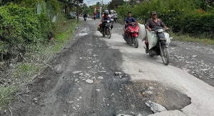 Ruas Jalan Status Kabupaten di Kecamatan Tebas Kondisinya Memprihatinkan