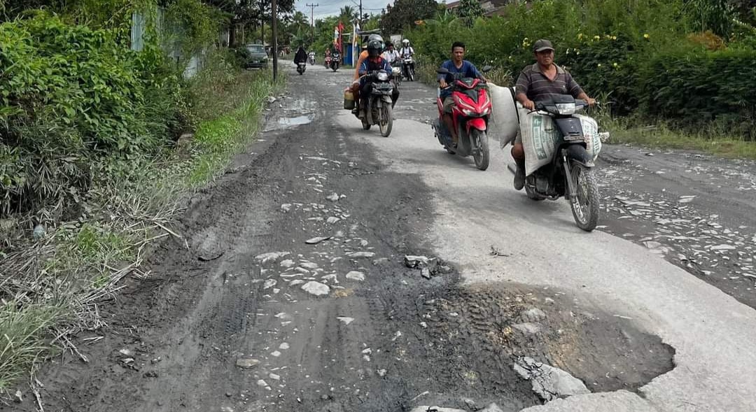 Ruas Jalan Status Kabupaten di Kecamatan Tebas Kondisinya Memprihatinkan
