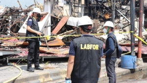 Tim Laboratorium Forensik Polda Kalbar dan Inafis Polres Sambas Gelar Olah TKP Kebakaran Pasar Sambas