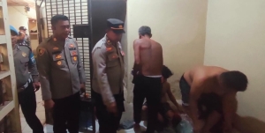 Kapolsek Pemangkat Lakukan Pemeriksaan Ruang Tahanan