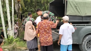 Tertimpa Pohon Sawit, Anggota Koramil 1208-03/Tebas Bantu Evakuasi Warga ke Puskesmas Tebas