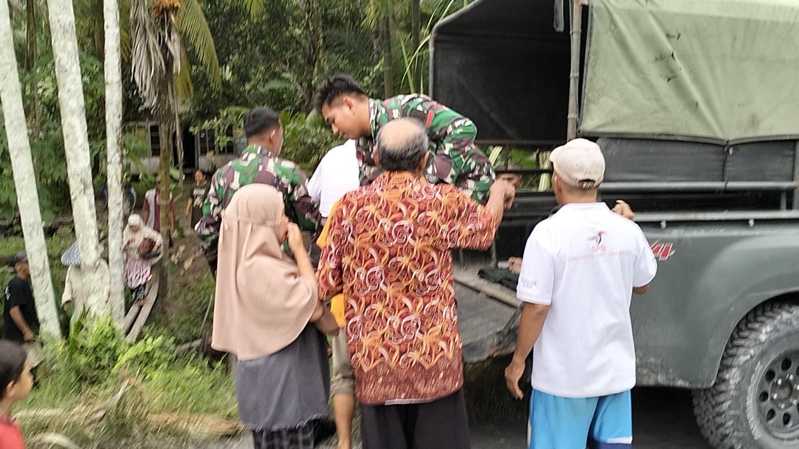 Tertimpa Pohon Sawit, Anggota Koramil 1208-03/Tebas Bantu Evakuasi Warga ke Puskesmas Tebas