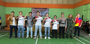 Sambut HUT Bhayangkara Ke-78, Waka Polres Sambas Buka Kejuaraan Badminton