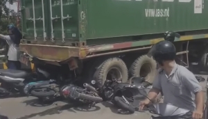 Lakalantas di Tol 2 Pontianak Antara Truck Kontainer dan 4 Sepeda Motor