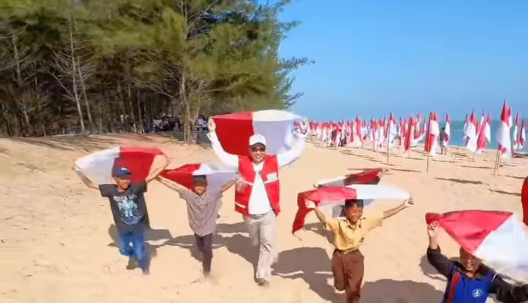 Semangat Kemerdekaan Anak Batas Negeri di Pantai Tanjung Api