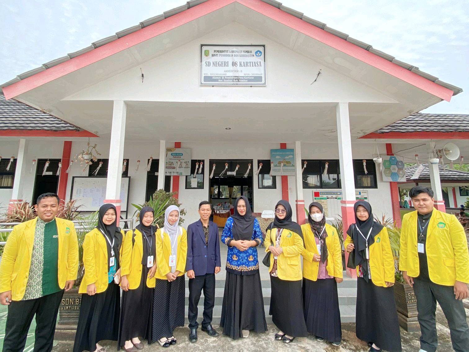 Penyerahan Mahasiswa PPL IAIS Sambas di SDN 08 Kartiasa