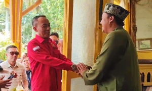 Krisantus Kurniawan Silaturahmi ke Istana Kesultanan Sambas