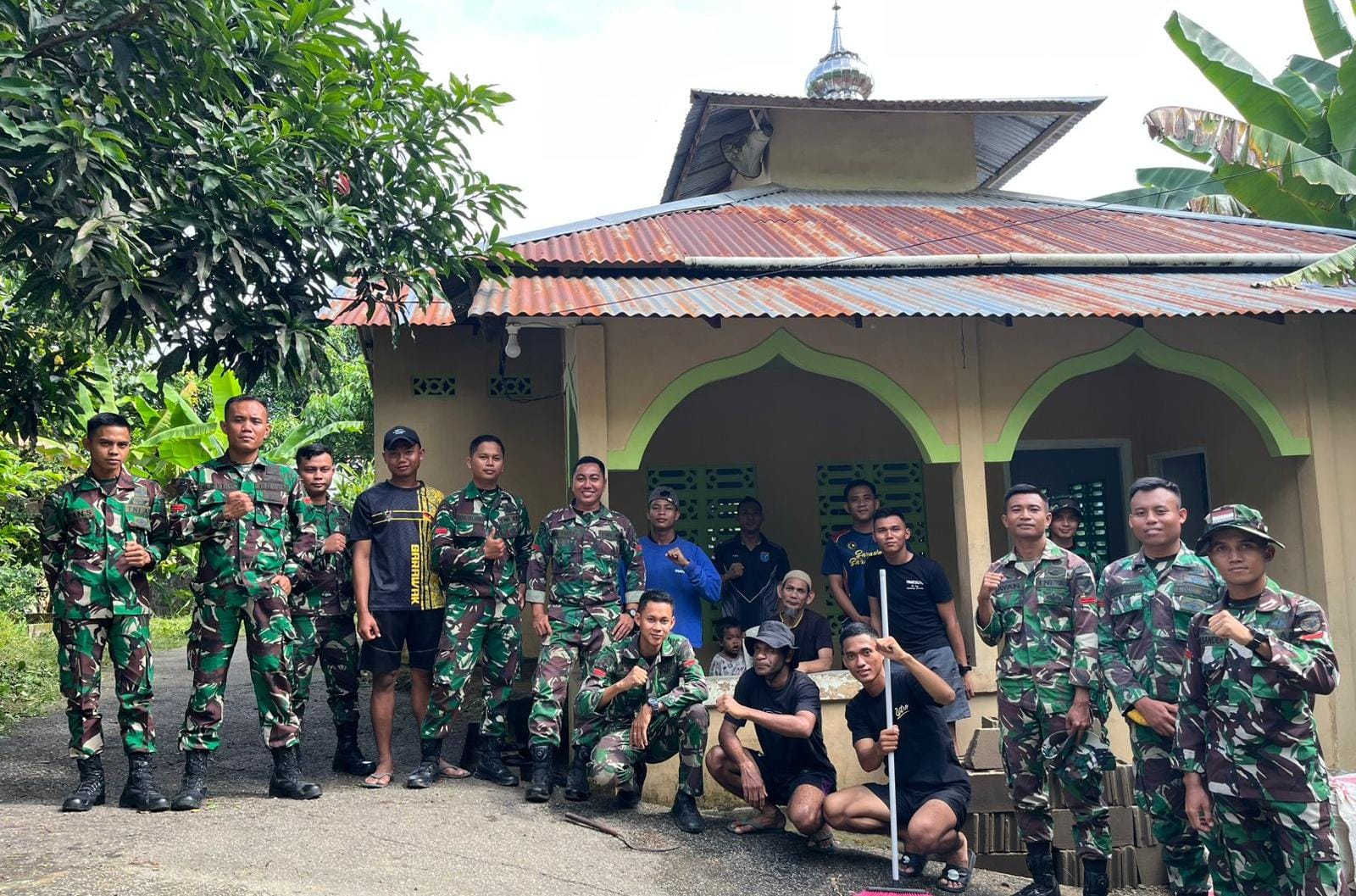 Prajurit Kompi Senapan B Yonif 645/GTY Gelar Kerja Bhakti di Musholla Desa Gugah Sejahtera