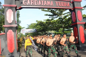 Tingkatkan Ketahanan Fisik, Prajurit Yonif 645/GTY Gelar Latihan Hanmars