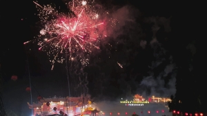 Vihara Tri Dharma Pemangkat Gelar Pesta Kembang Api dan Lampion, Simbol Kebahagian Imlek 2025