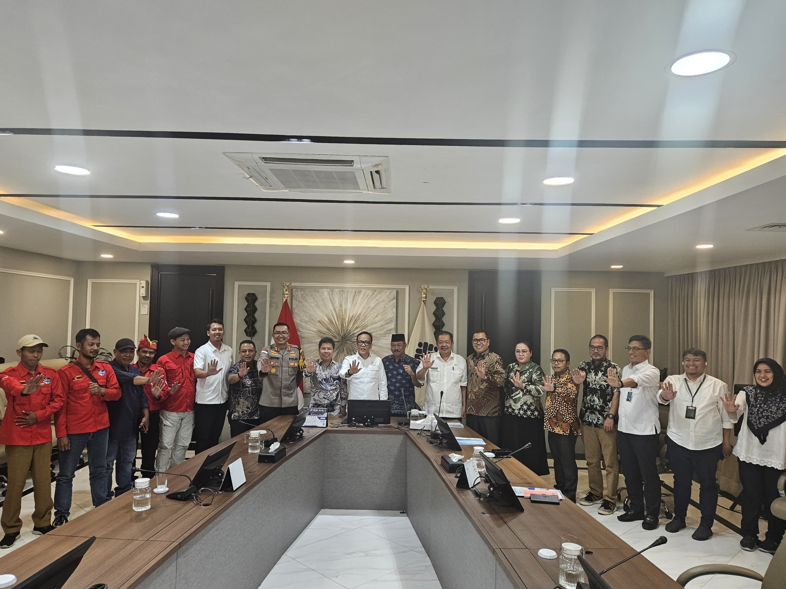 Bupati Sambas Fasilitasi Pertemuan Buruh dan Wamenaker