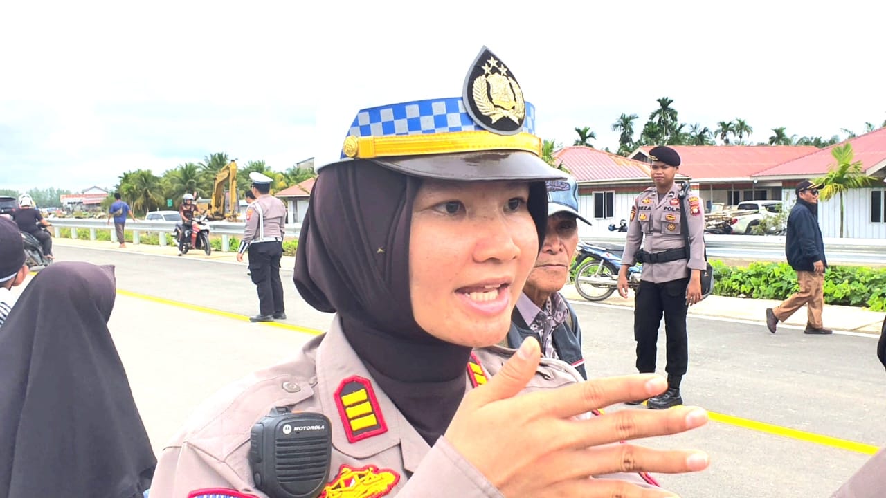 Satlantas Polres Sambas Atur Lalulintas di Jembatan Sungai Sambas Besar