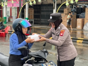 Indahnya Berbagi, Satlantas dan Sat Binmas Polres Sambas Bagikan Takjil untuk Masyarakat Berbuka Puasa