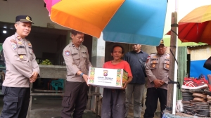 Polres Bengkayang Bagikan Sembako untuk Warga Kurang Mampu