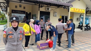 Aksi Berbagi Takjil Polres Sambas dan Mahasiswa, Wujud Kepedulian Terhadap Masyarakat