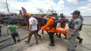 Tim SAR Gabungan Evakuasi Jenazah Nahkoda Kapal Nelayan di Pemangkat Akibat Serangan Jantung