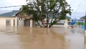 Kapolsek Putussibau Selatan Lakukan Patroli dan Monitoring Wilayah Terdampak Banjir