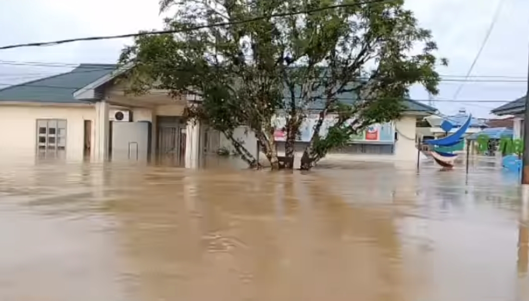 Kapolsek Putussibau Selatan Lakukan Patroli dan Monitoring Wilayah Terdampak Banjir