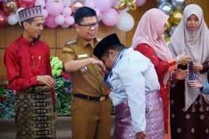 Bupati Sambas Berikan Apresiasi kepada Murid SD dan SMP IT Sulthoniyah
