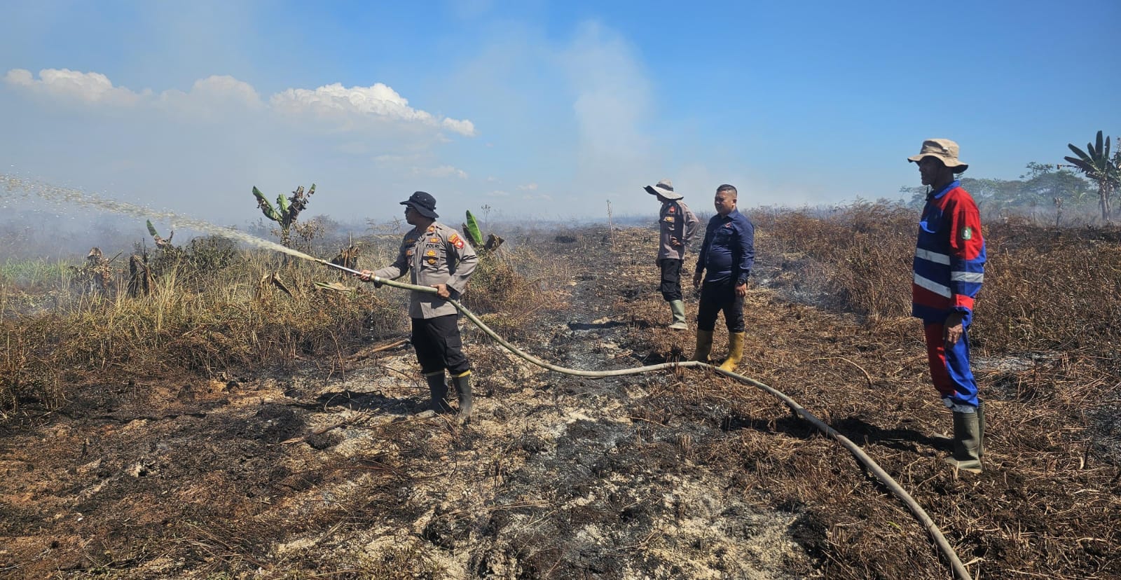 Karhutla di Kecamatan Jawai, Polisi dan Tim Gabungan Berjibaku Padamkan Api