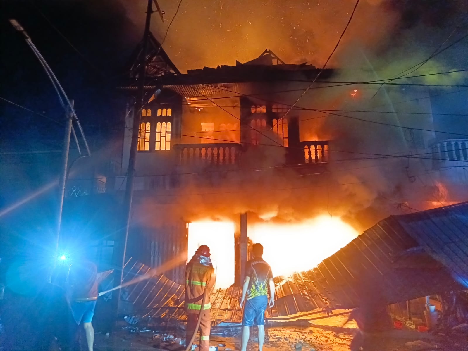 Api Menghanguskan Tiga Ruko di Kecamatan Teluk Keramat, Polisi : Tidak Ada Korban Jiwa