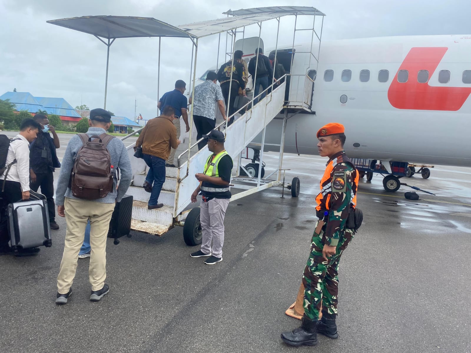 Satgas Kopasgat Merauke Amankan Keberangkatan Dirjen BPK RI dari Bandara Mopah