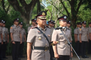 Kapolres Sambas Pimpin Ziarah Rombongan dalam Rangka Hari Bhayangkara ke-79 di Taman Makam Pahlawan Sambas