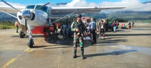 Kopasgat Tegakkan Keamanan Bandara Aminggaru Ilaga di Tengah Pegunungan Papua