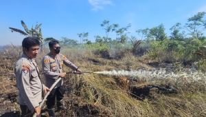 Polsek Jawai Bersama Tim Gabungan Berjibaku Padamkan Api di Desa Sarang Burung Danau